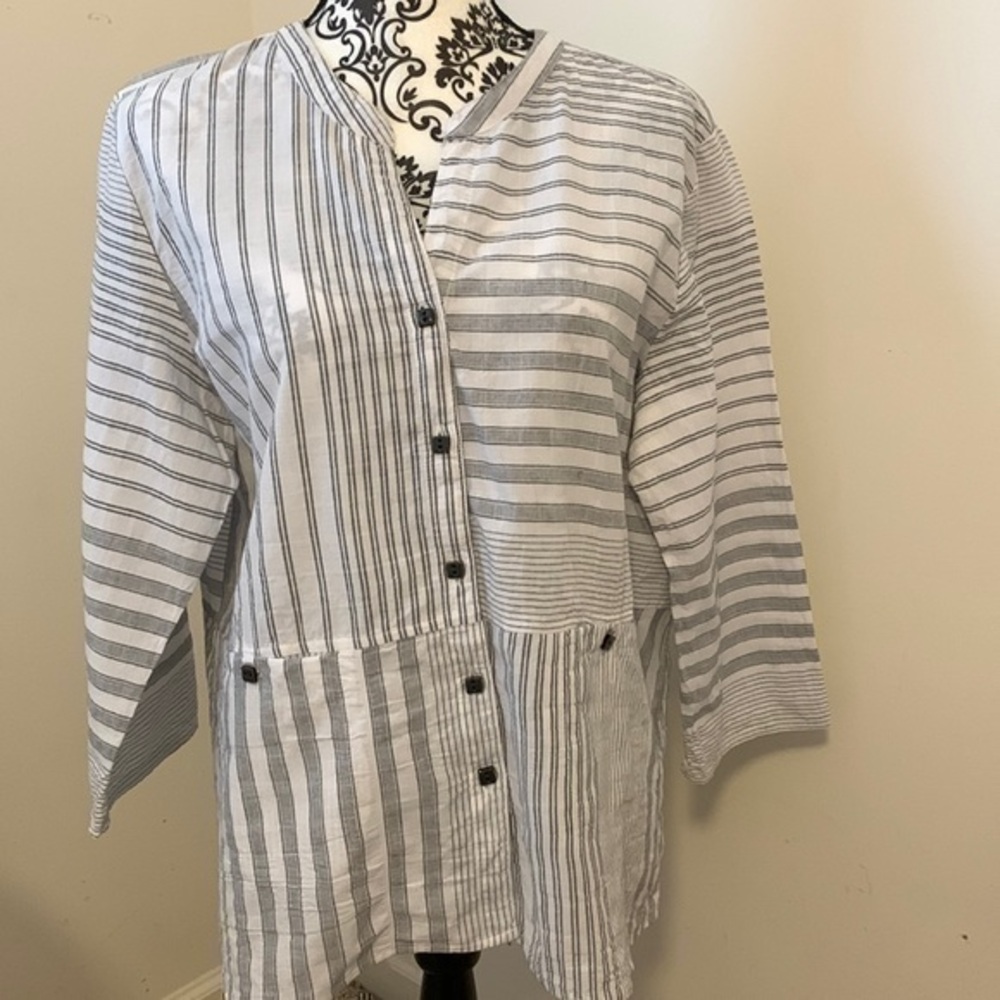 Gray and white blousy tunic size L
